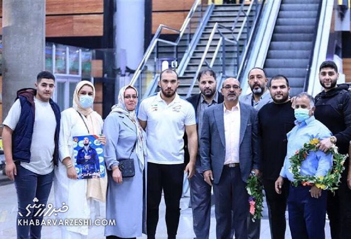 امیر حسین زارع در کنار خانواده اش + عکس