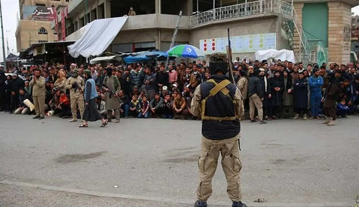 داعش 9 نفر را با ارۀ برقی نصف کرد!