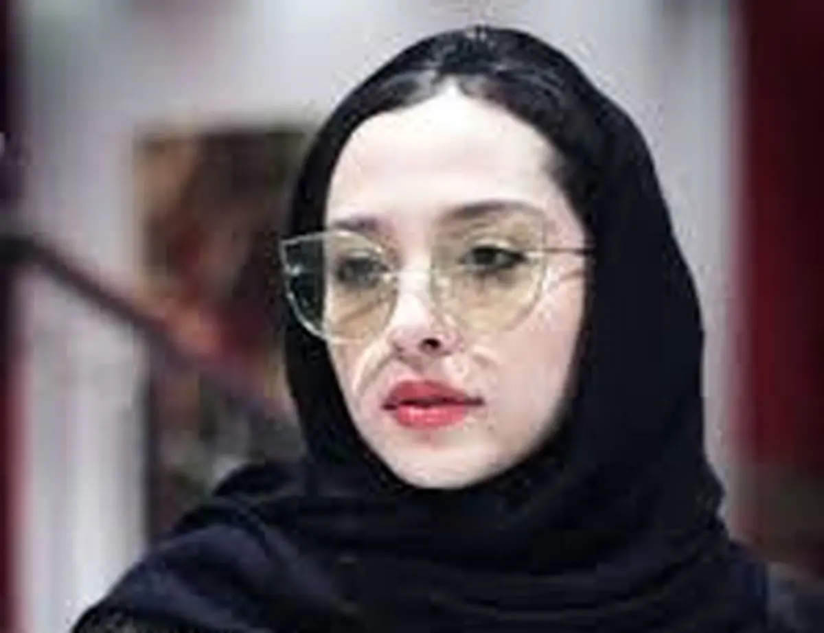 عکس یادگاری آناهیتا درگاهی با گربه های خوابیده