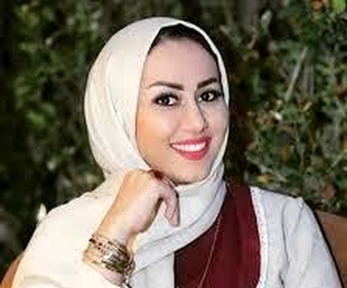 خاله قاصدک مشغول رسیدگی به گل‌هایش