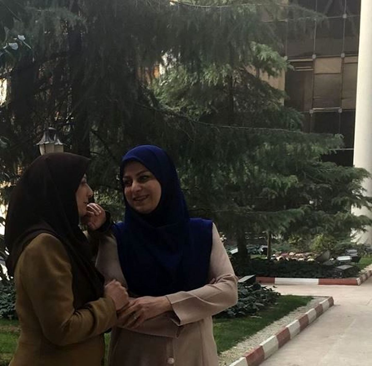 خوش و بش خواهران گوینده خبر در پارک + عکس