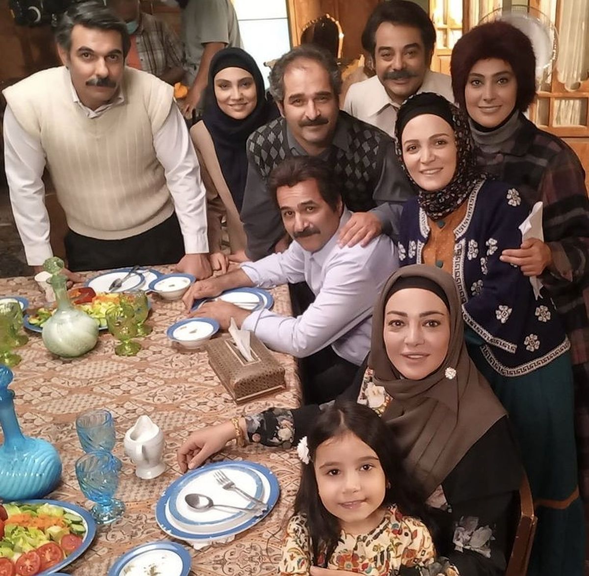 دورهمی بازیگران کلبه ای در مه + عکس