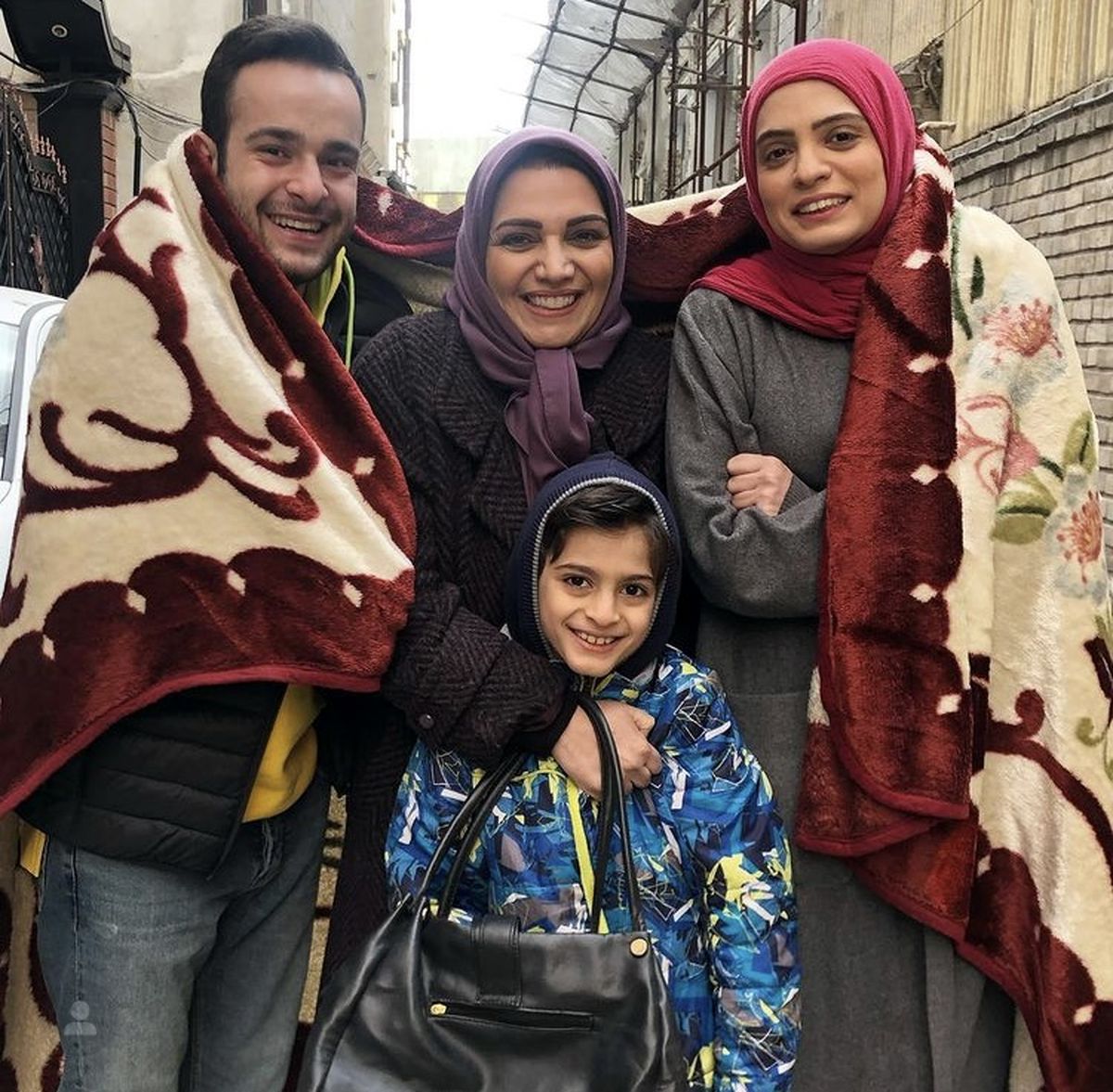 الهام پاوه نژاد و بچه هایش در خیابان های سرد تهران + عکس