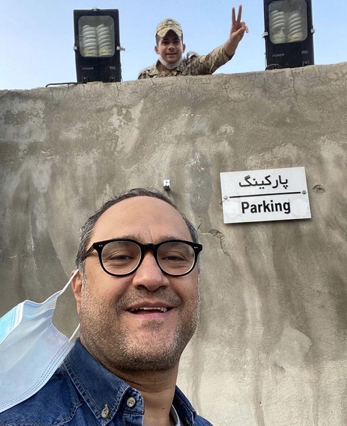 خوشحالی رامبد جوان در کنار یک سرباز + عکس
