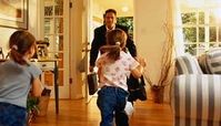 هنگام بازگشت همسر به خانه،بهترین روش رفتار زن و مرد چیست؟