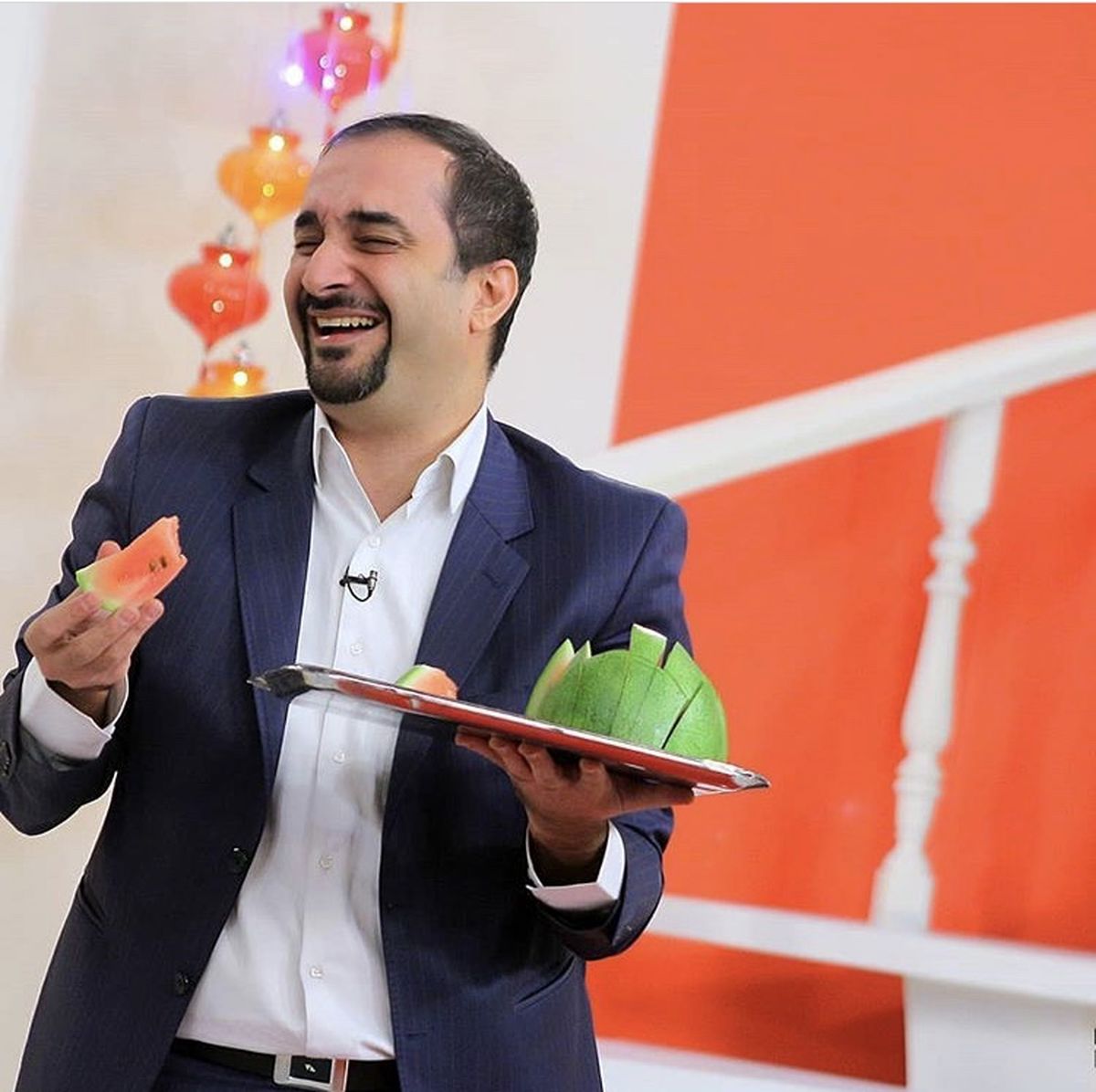 هندوانه خوردن آقای مجری در برنامه تلویزیونی + عکس