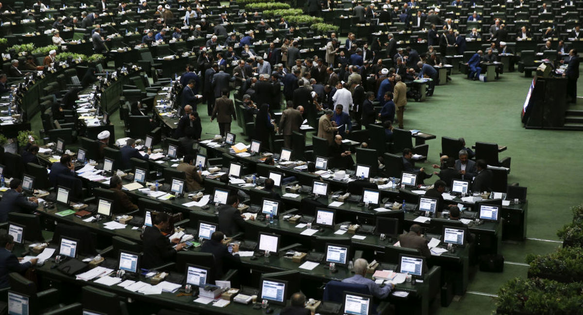 سوال نمایندگان مجلس از روحانی درباره گرانی خودرو،‌ ارز و سکه