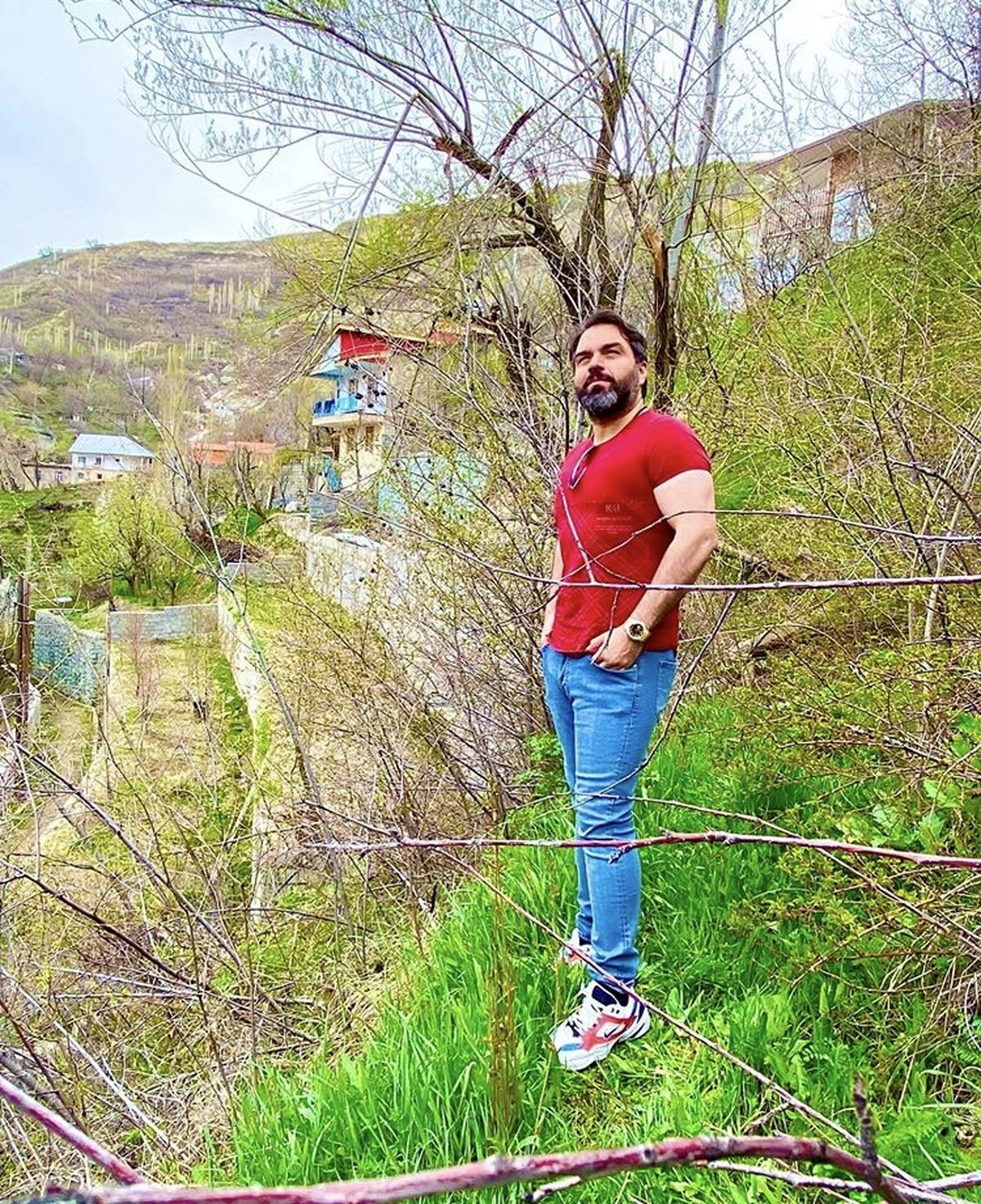 شهرام قائدی با تیپ اسپرت در دل طبیعت + عکس