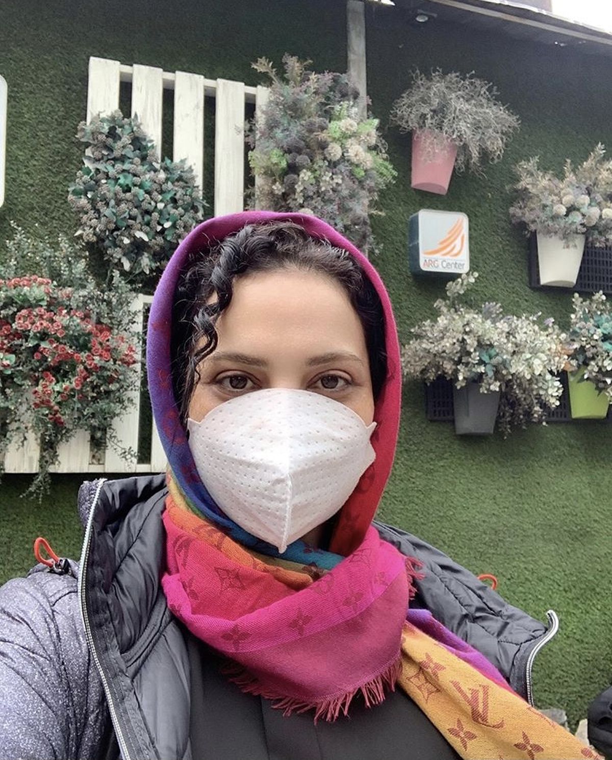 روشنک ‌عجمیان با ماسک + عکس