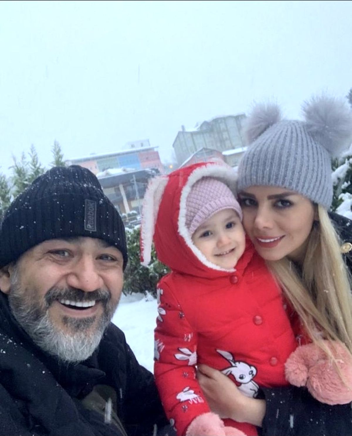 برف بازی مهران غفوریان با همسر و دخترش + عکس