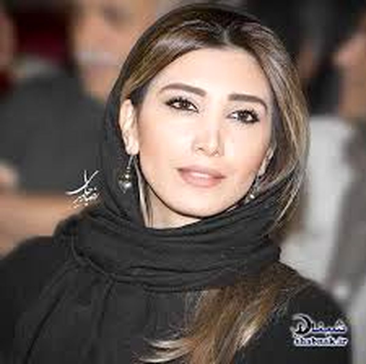 نیکی مظفری و پدرش در کنار جمعی از بازیگران/عکس