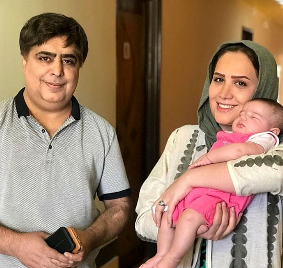 خاله سارا و دختر کوچولو نازش کنار هنرمند طنز+عکس