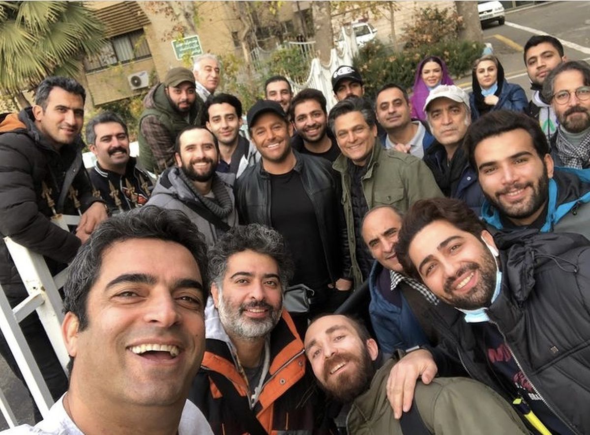 منوچهر هادی در بین عوامل گیسو + عکس