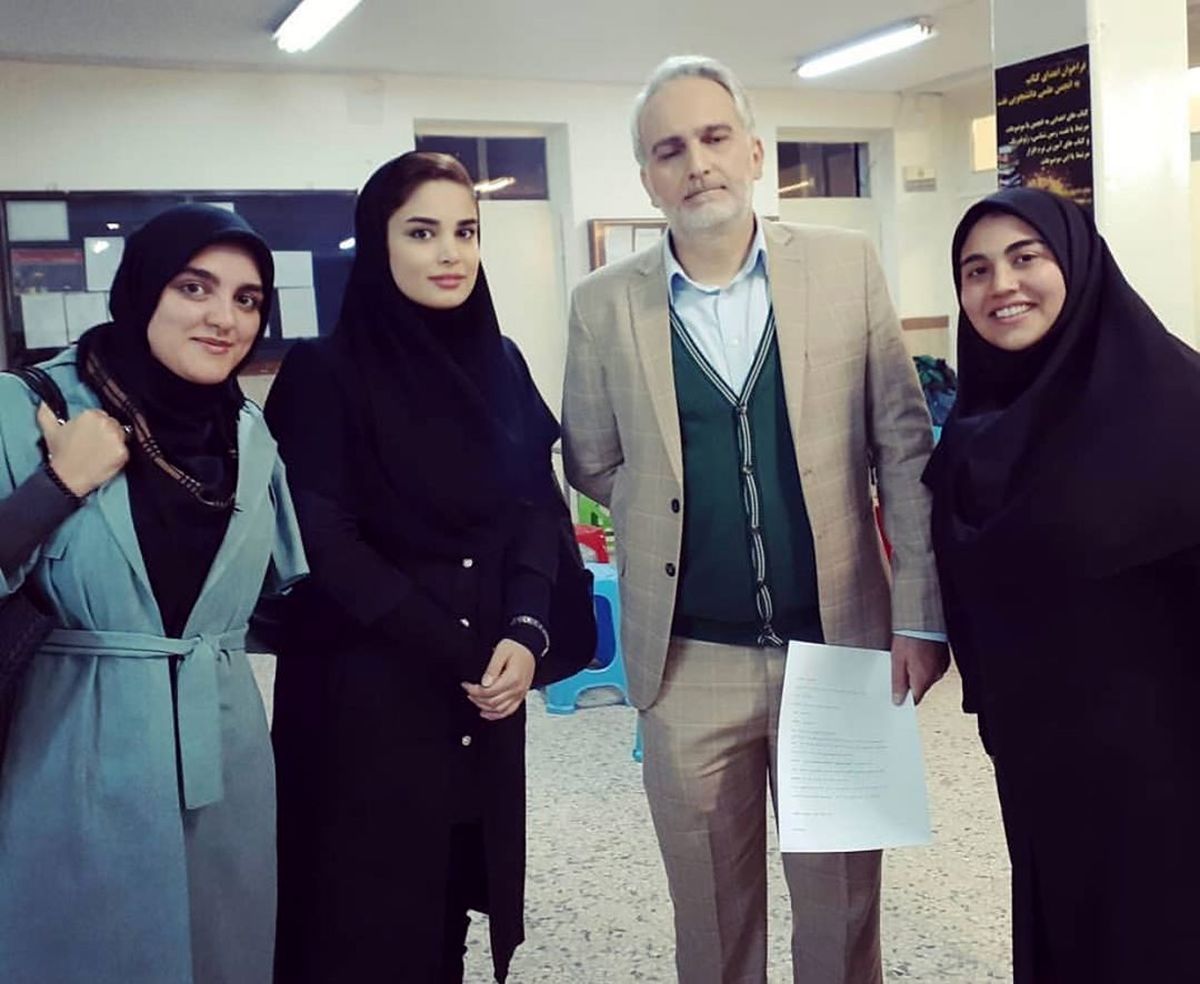ژست گرفتن بیژن بنفشه خواه وسط دانشگاه خوارزمی+عکس