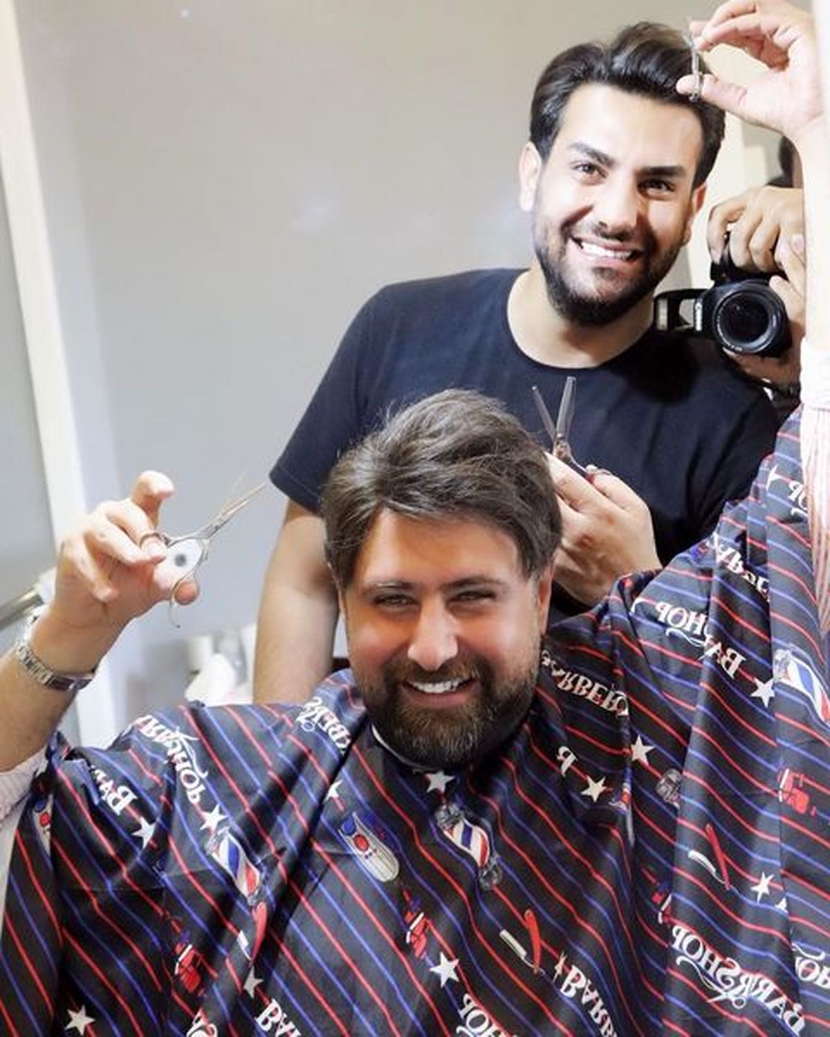 محمد علیزاده در حال آرایش موهایش + عکس