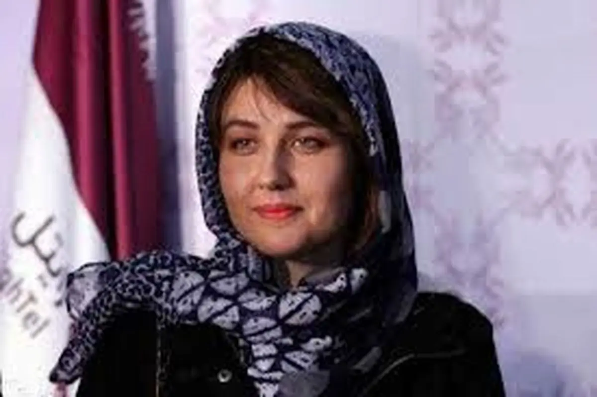 گلوریا هاردی حیران میان سیاه و سپید