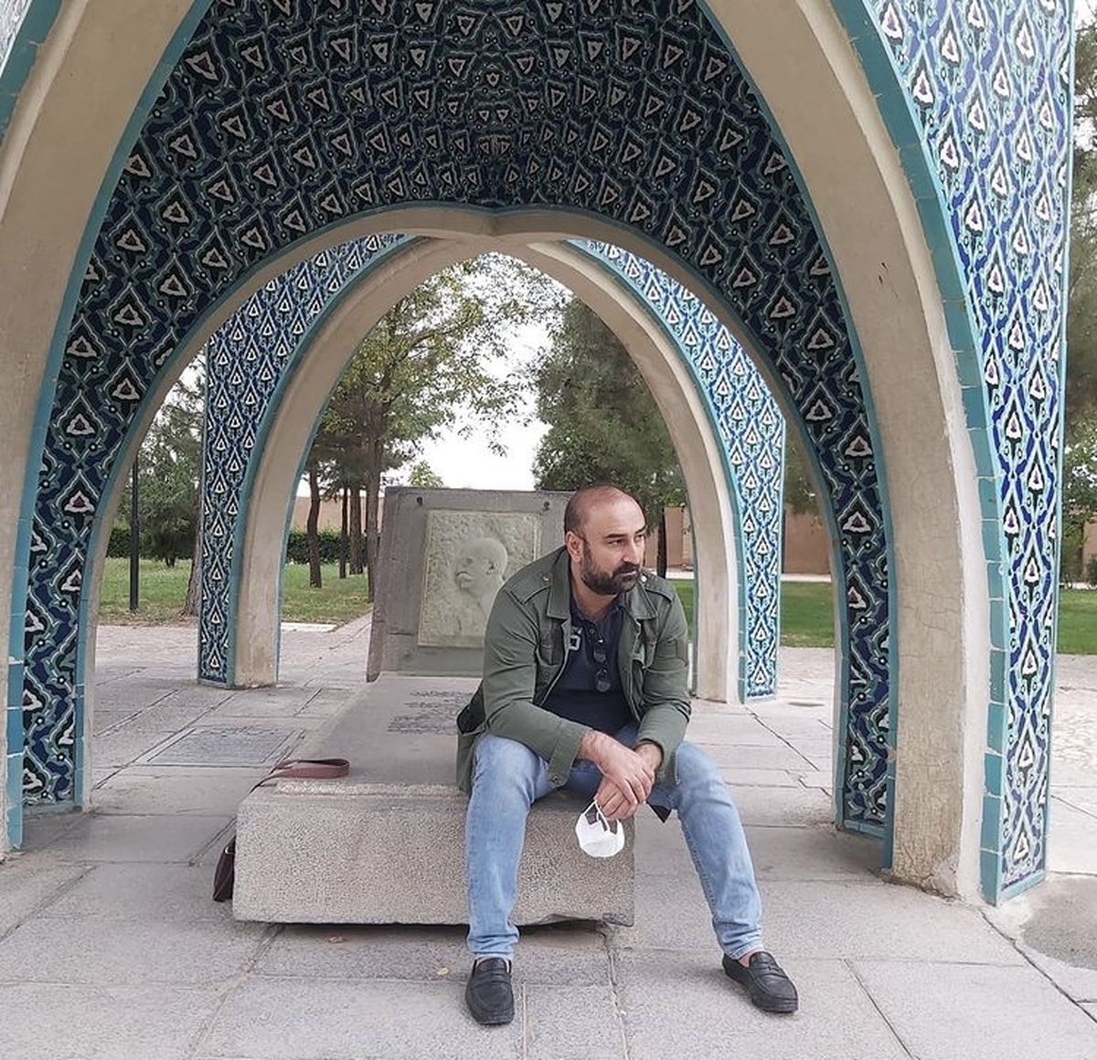 مهران احمدی در یک آرامگاه + عکس