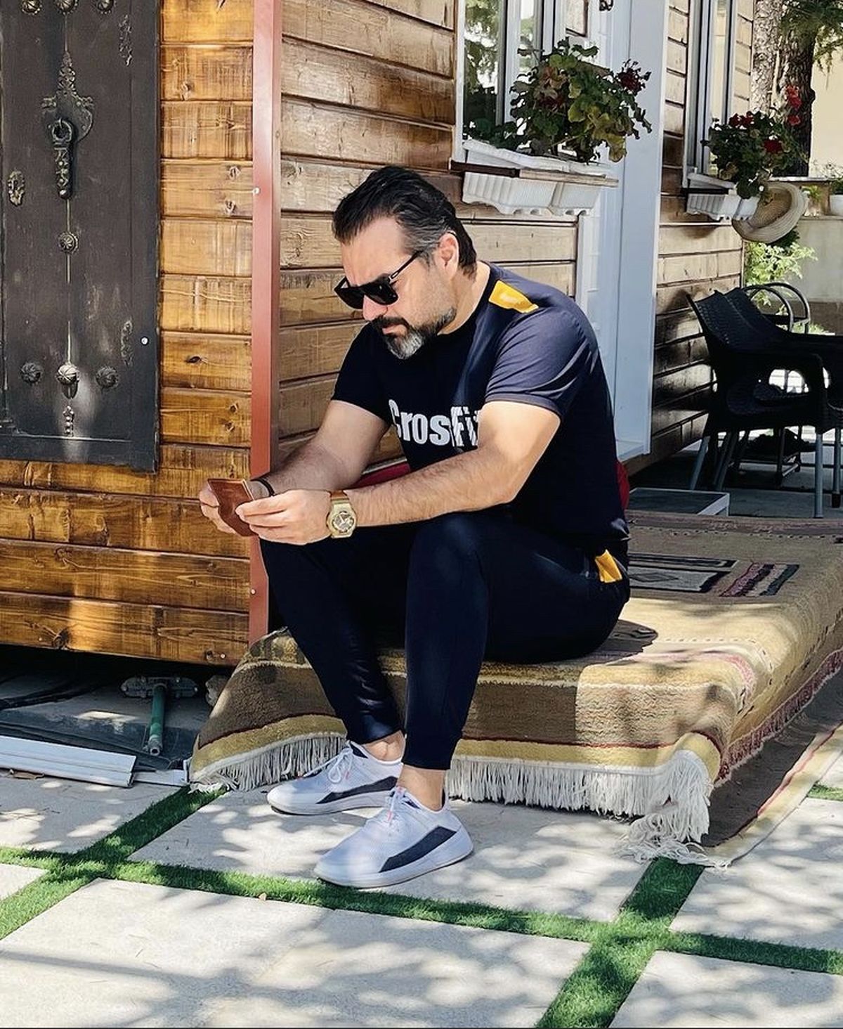 شهرام قائدی با تیپ اسپرت در ویلا + عکس