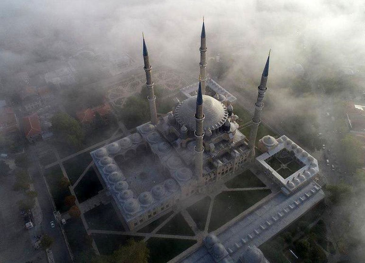تصاویر دیدنی از مسجدی در میان ابرها 