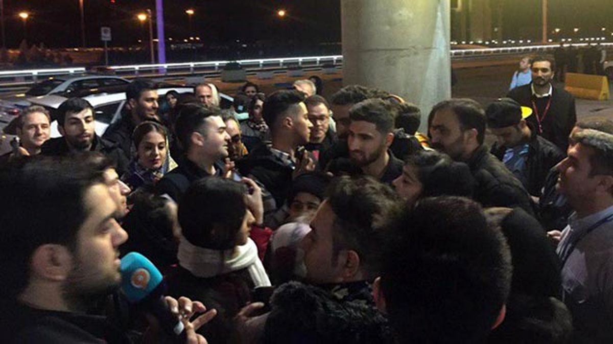 بَلبشو در هنگام خروج بازیکنان تیم ملی از فرودگاه