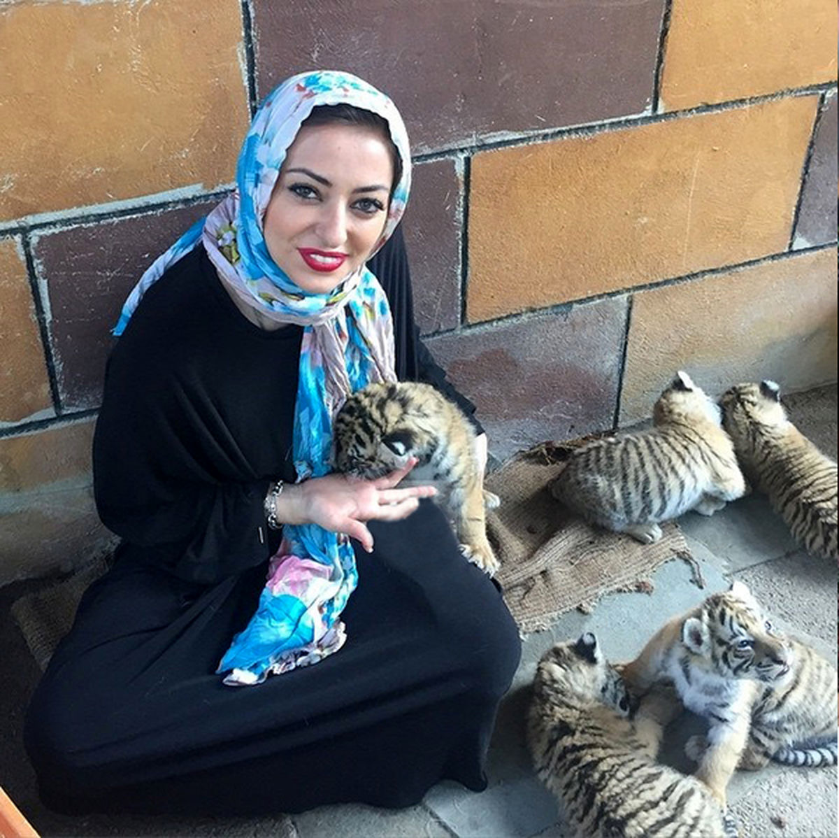 بازی کردن نفیسه روشن با توله ببرها + عکس