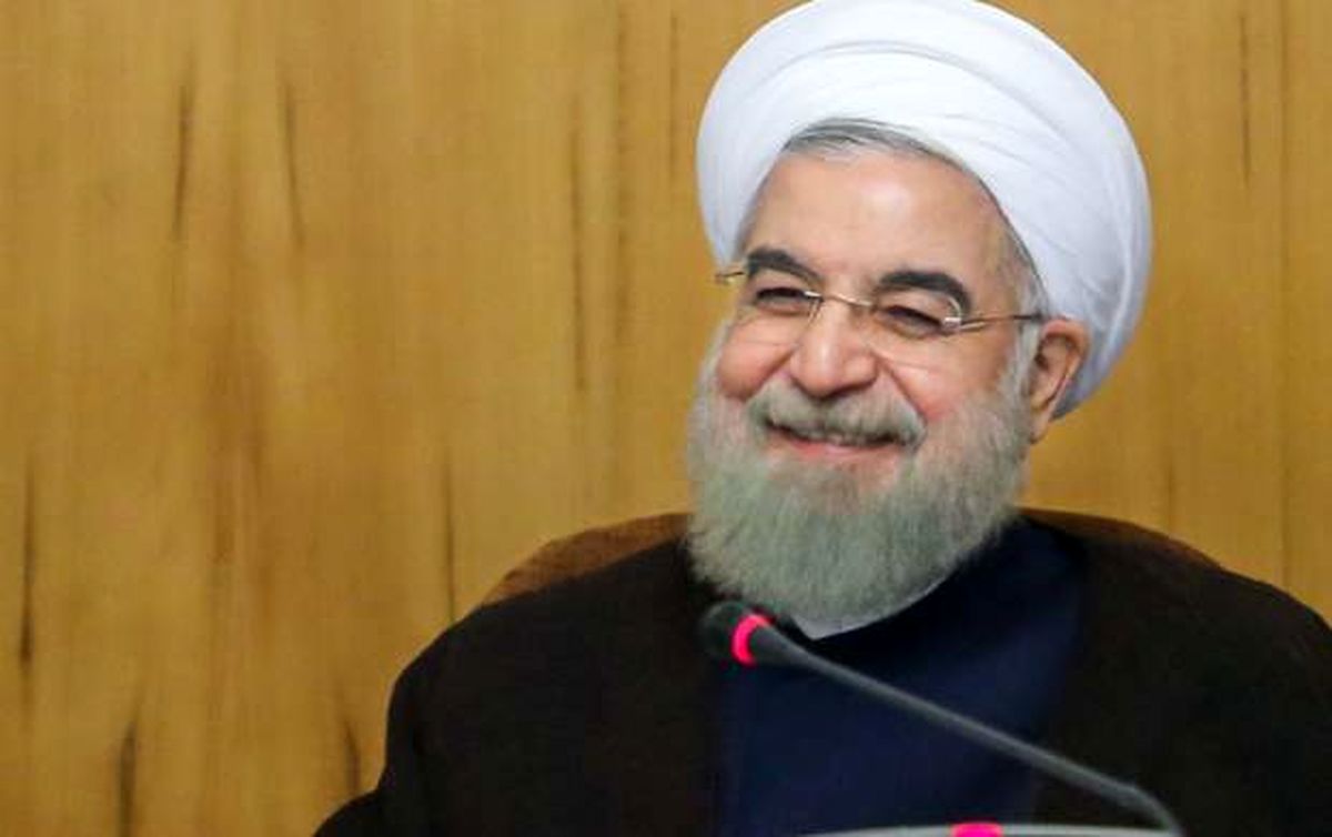 روحانی با شوخی و خنده اشتباه بانک مرکزی را پذیرفت!
