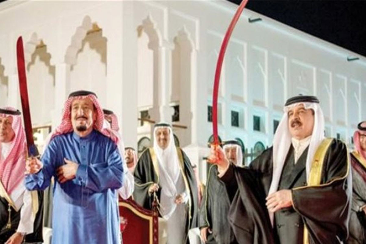 شاه سعودی بی توجه به جنایات خود رقص شمشیر می کند