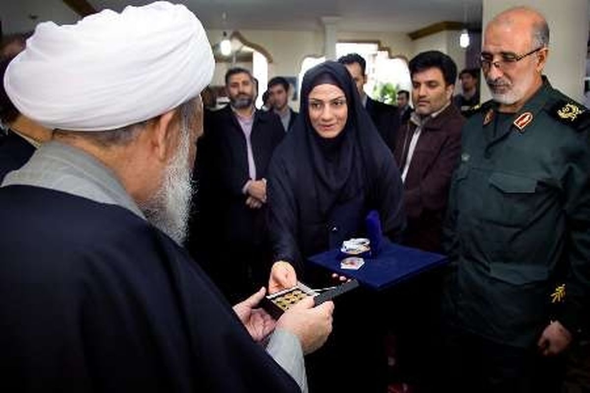 اهدا لوح تقدیر رهبر معظم انقلاب به قهرمان ووشوی جهان