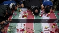 لحظه آرام گرفتن دو شهید گمنام + تصاویر