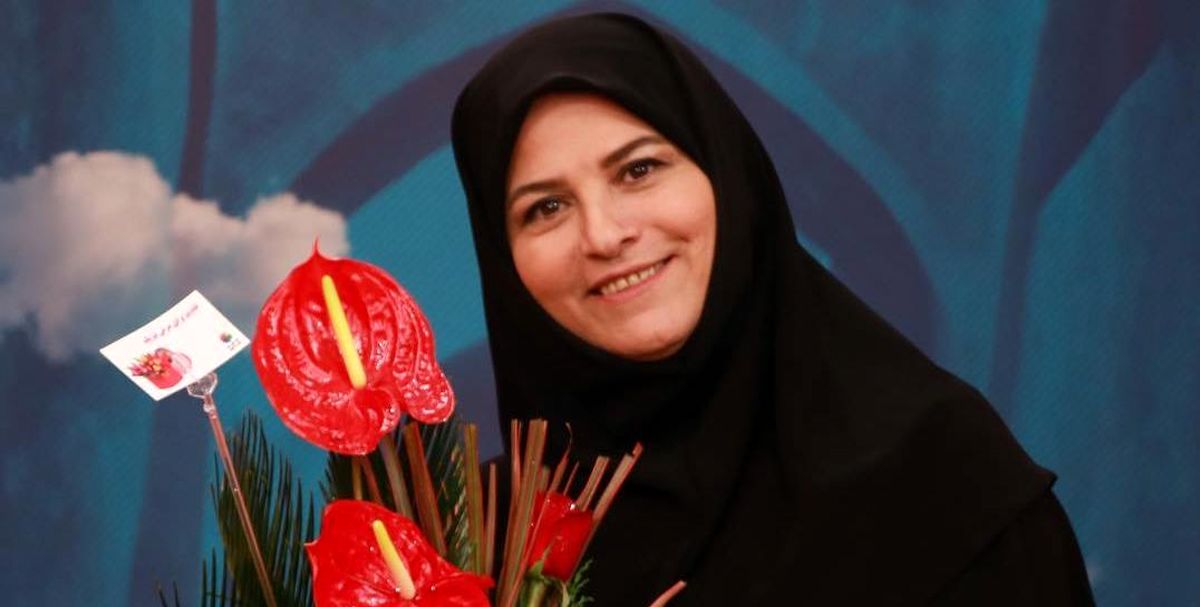  خانم مجری با دسته گل روز عیدش/عکس