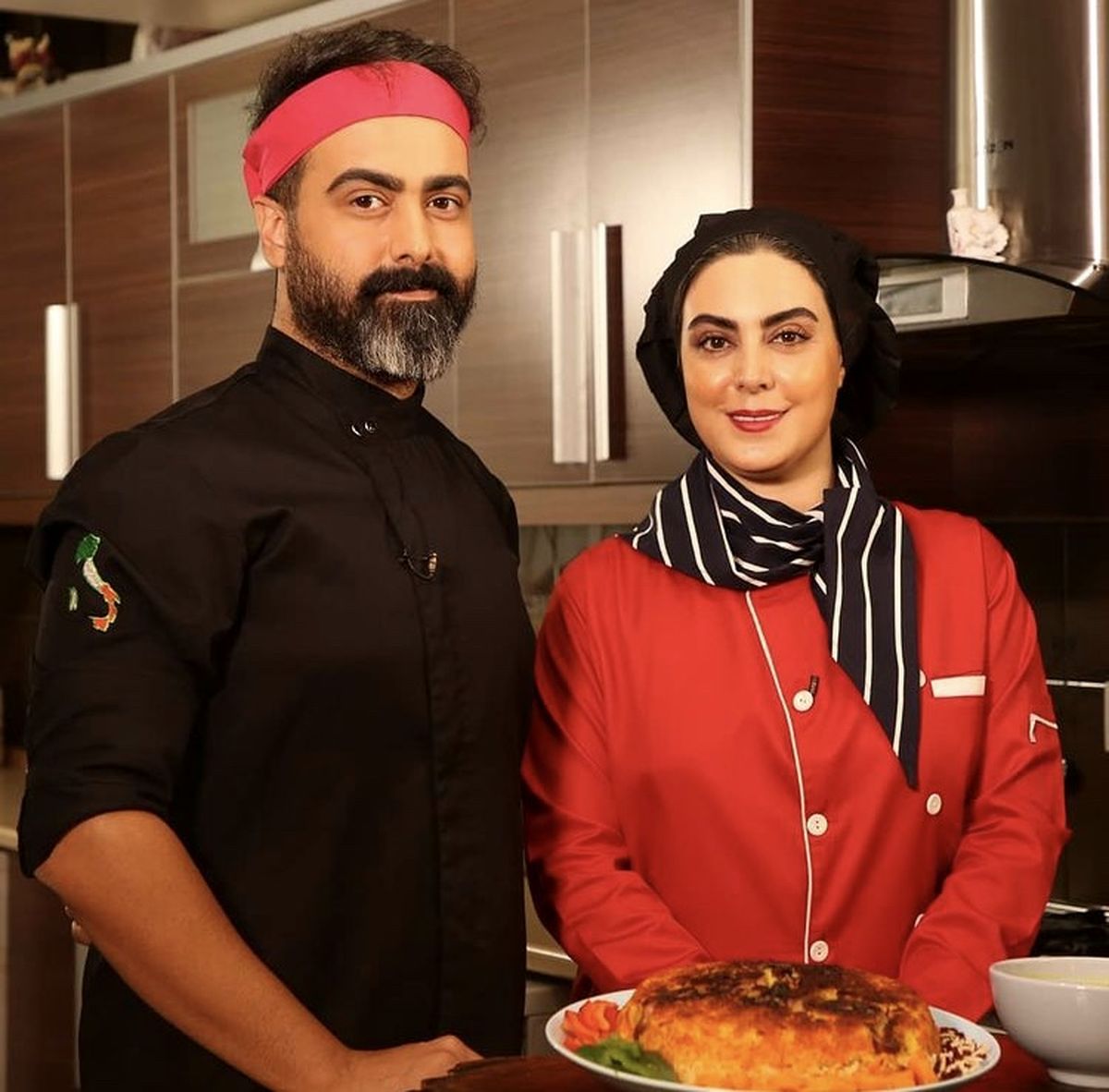آشپزی کردن نیلوفر شهیدی با برادرش + عکس