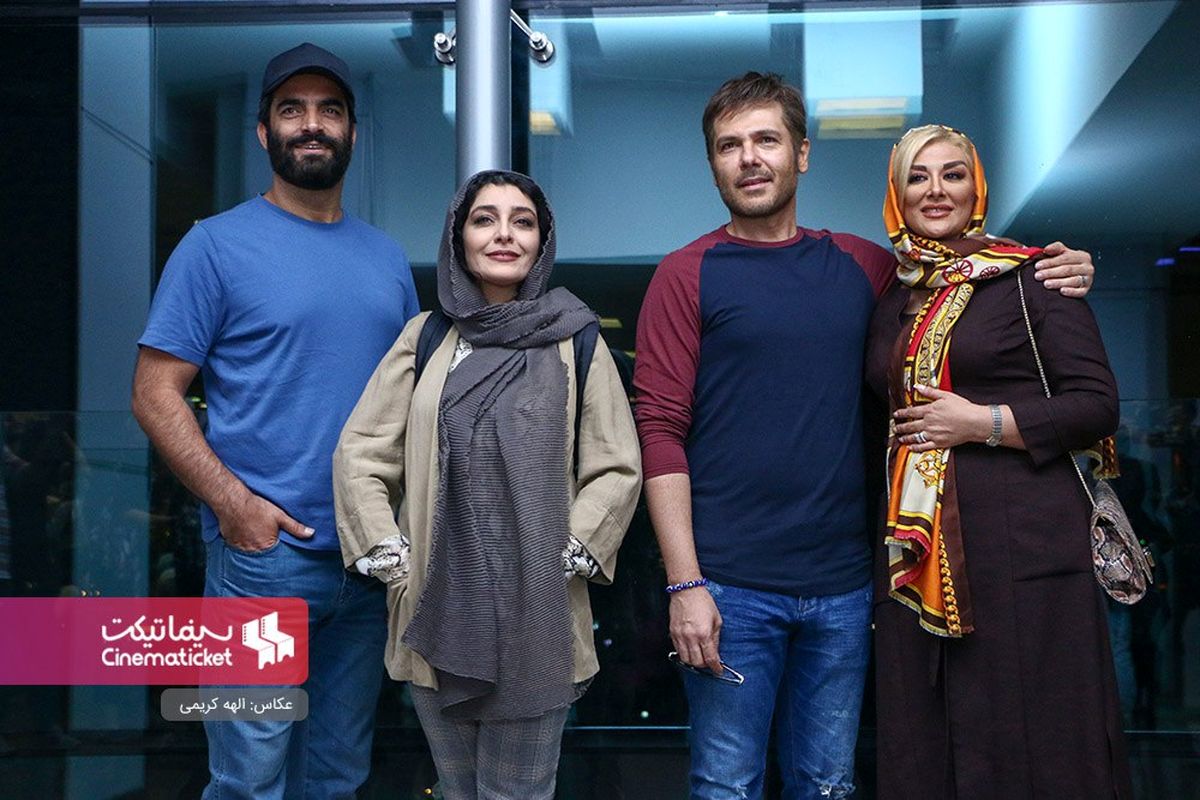 ساره بیات در کنار کوروش تهامی و همسرش