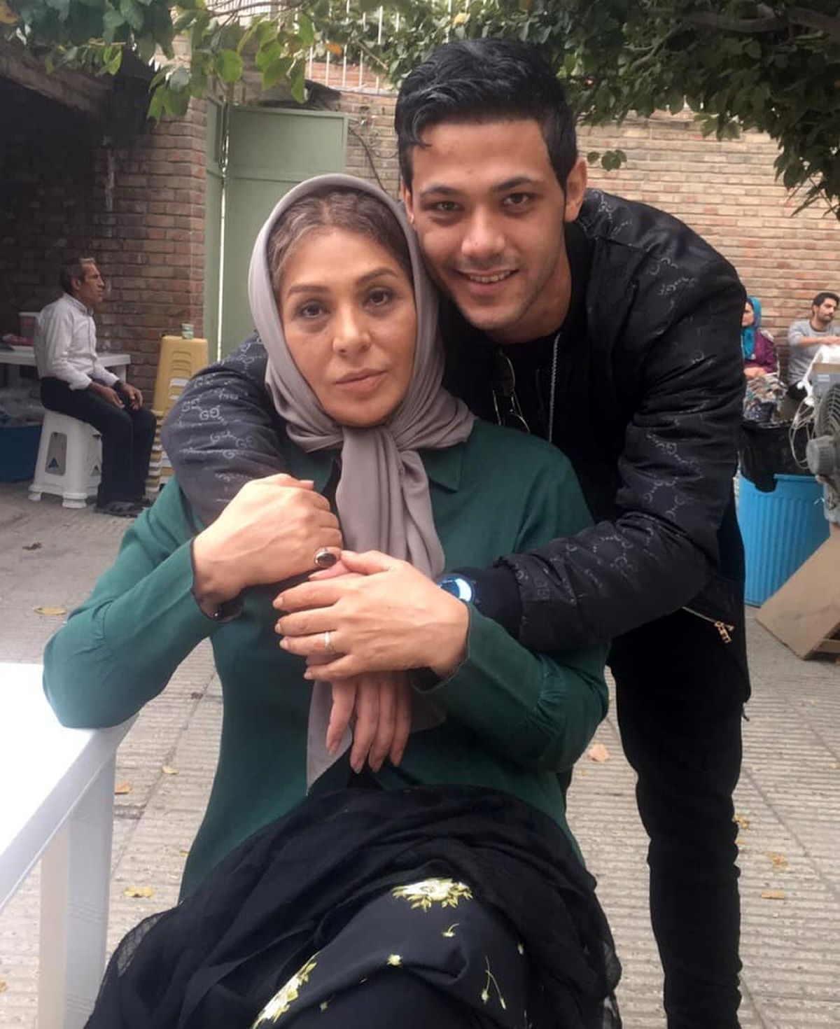 نسرین مقانلو پیر و شکسته در آغوش پسرش+عکس