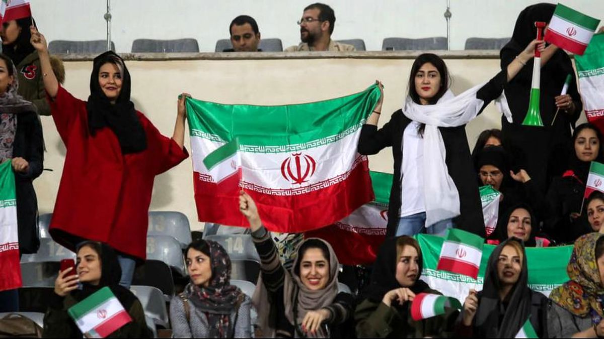 حضور زنان در استادیوم آزادی؛ آغاز یک مسیر یا ویترینی برای فیفا؟
