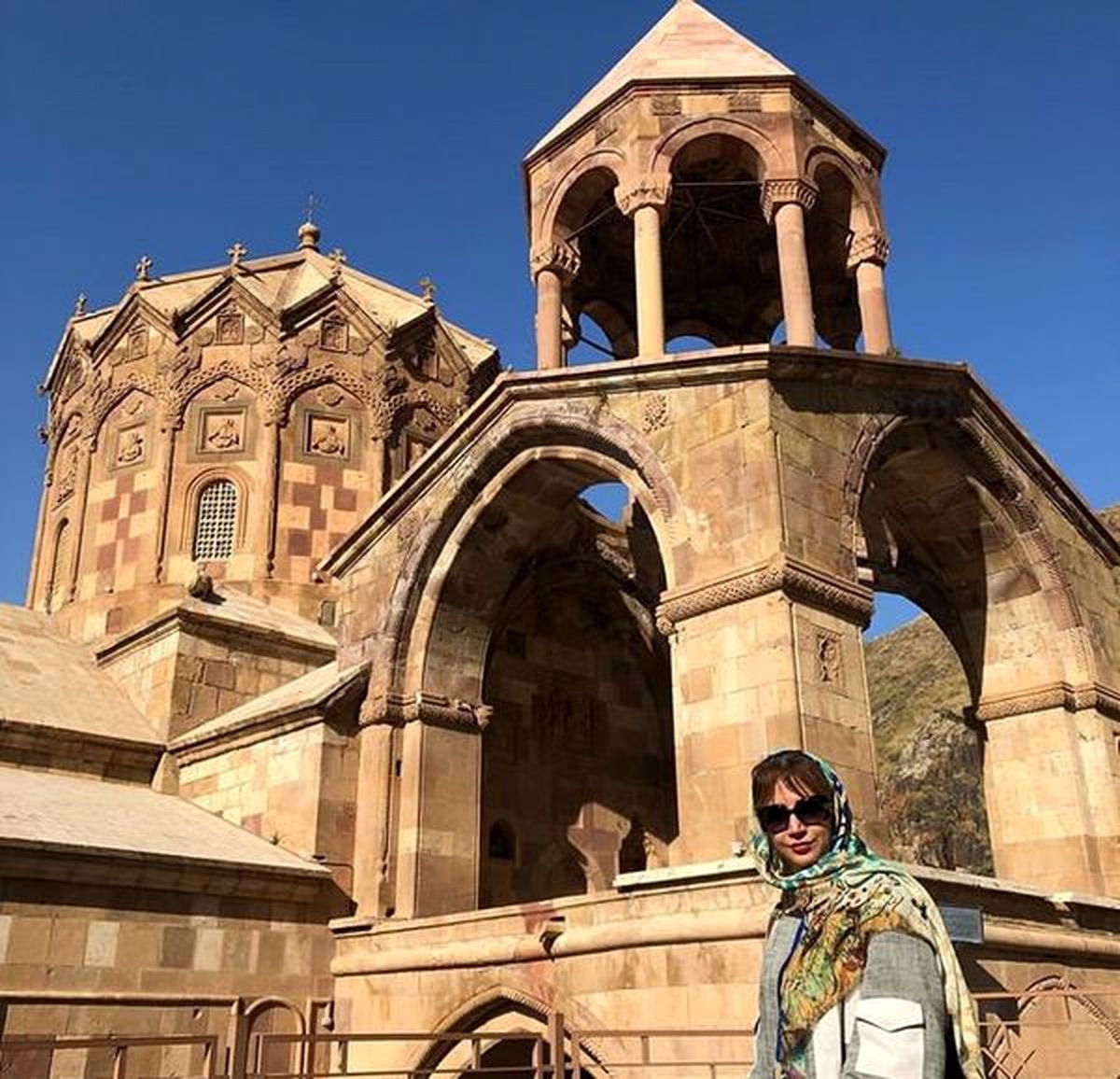 عکس شبنم قلی خانی در کلیسا