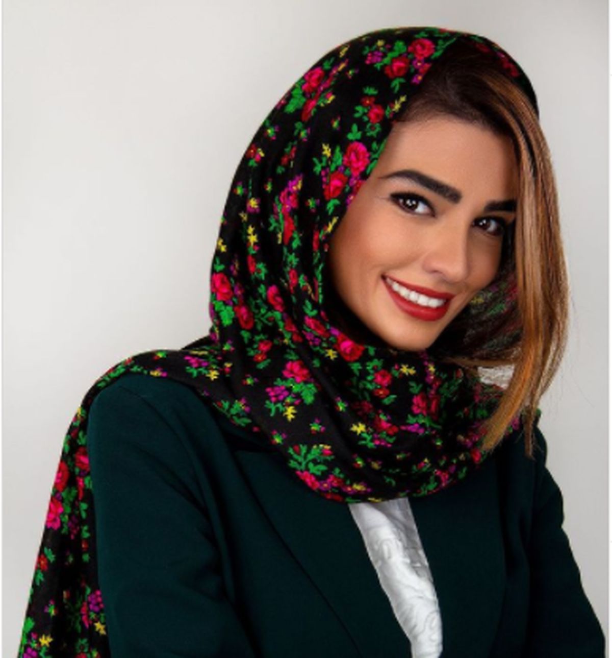 استایل جذاب سیما خضرآبادی با شالی زیبا