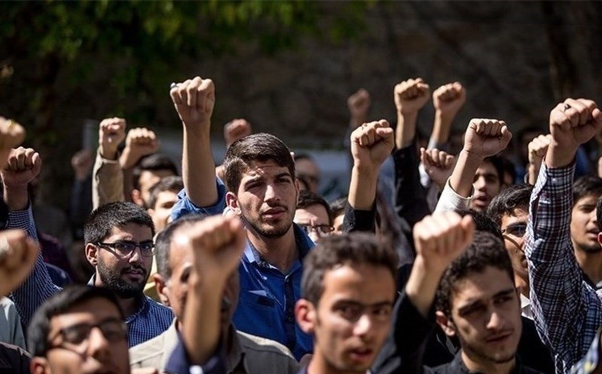 تجمع دانشجویان تهرانی در اعتراض به نقض عهد آمریکا