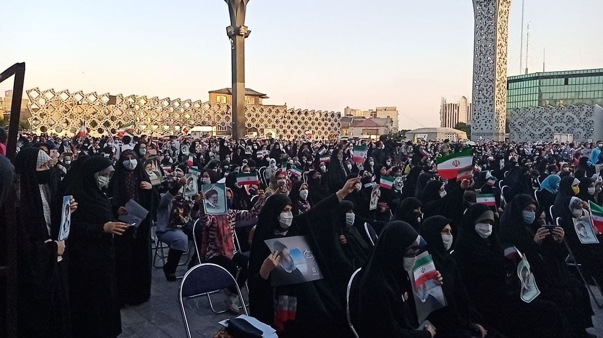  جشن پیروزی هواداران آیت‌الله رئیسی در تهران/ «به کوری چشم بی بی سی، رای ما شد رئیسی» 