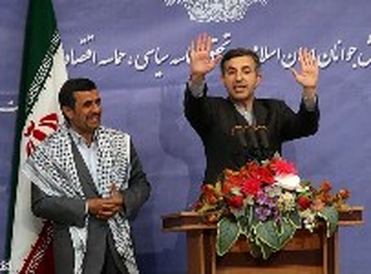 عصبانیت مشایی و لبخند تلخ احمدی‌نژاد