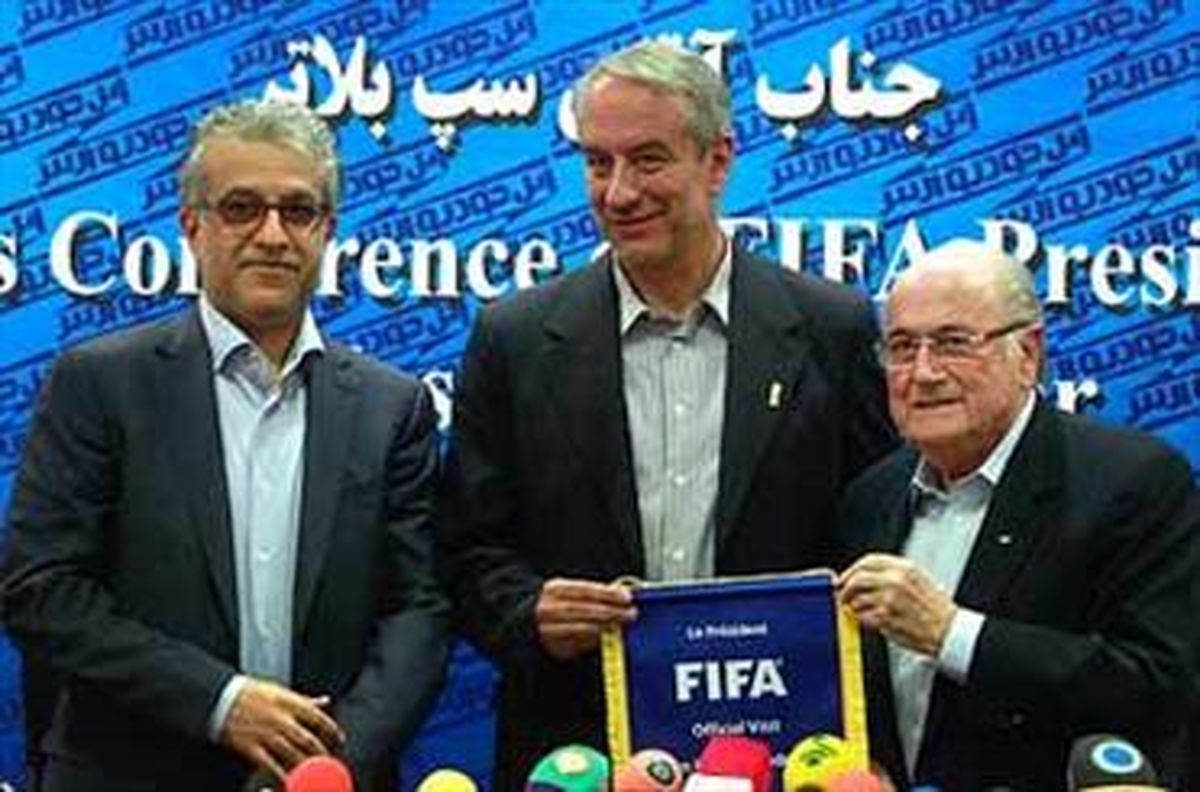 رییس‌ فدراسیون‌ بین‌المللی‌ فوتبال‌ زیر حرفش‌ زد