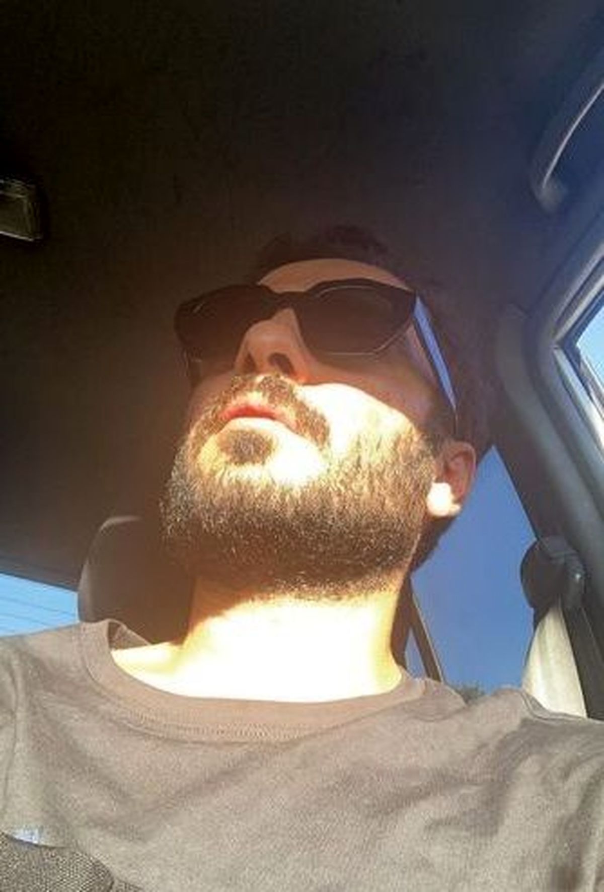 نوید محمدزاده در ماشین شخصی اش + عکس