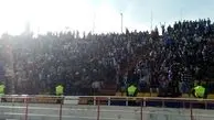 بوسیدن شال آبی توسط شفر