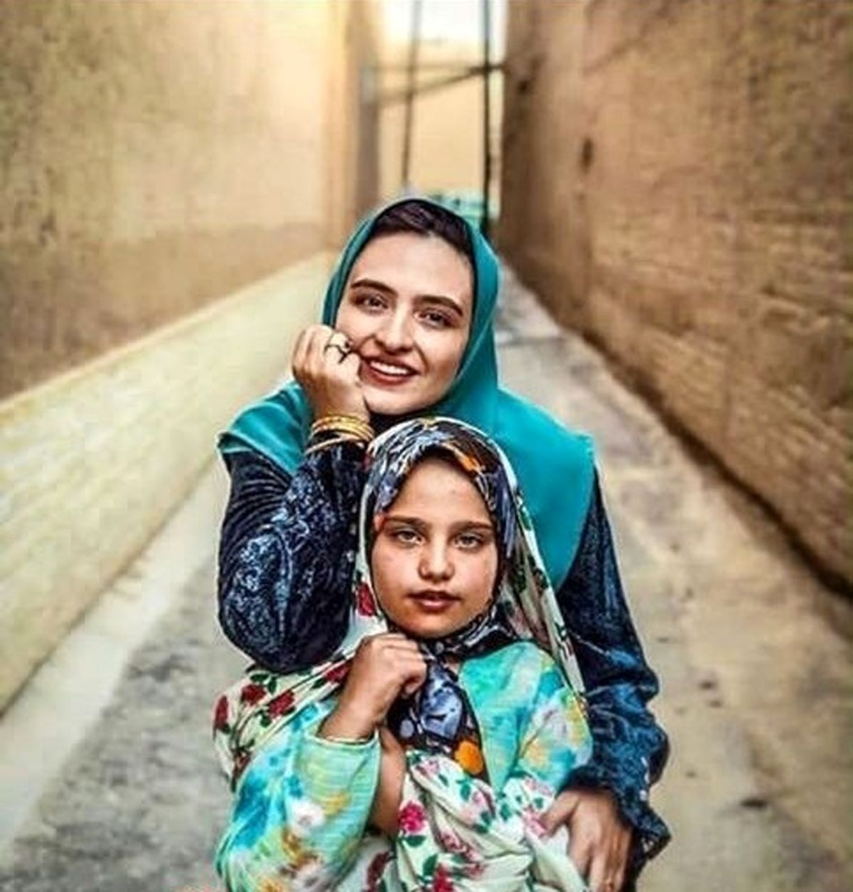 عکس گلاره عباسی با لباس های سنتی خوش رنگش