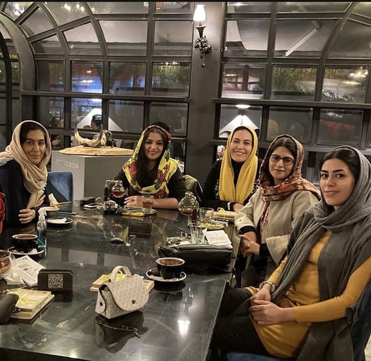 دورهمی خانم بازیگر با دوستانش در رستوران + عکس