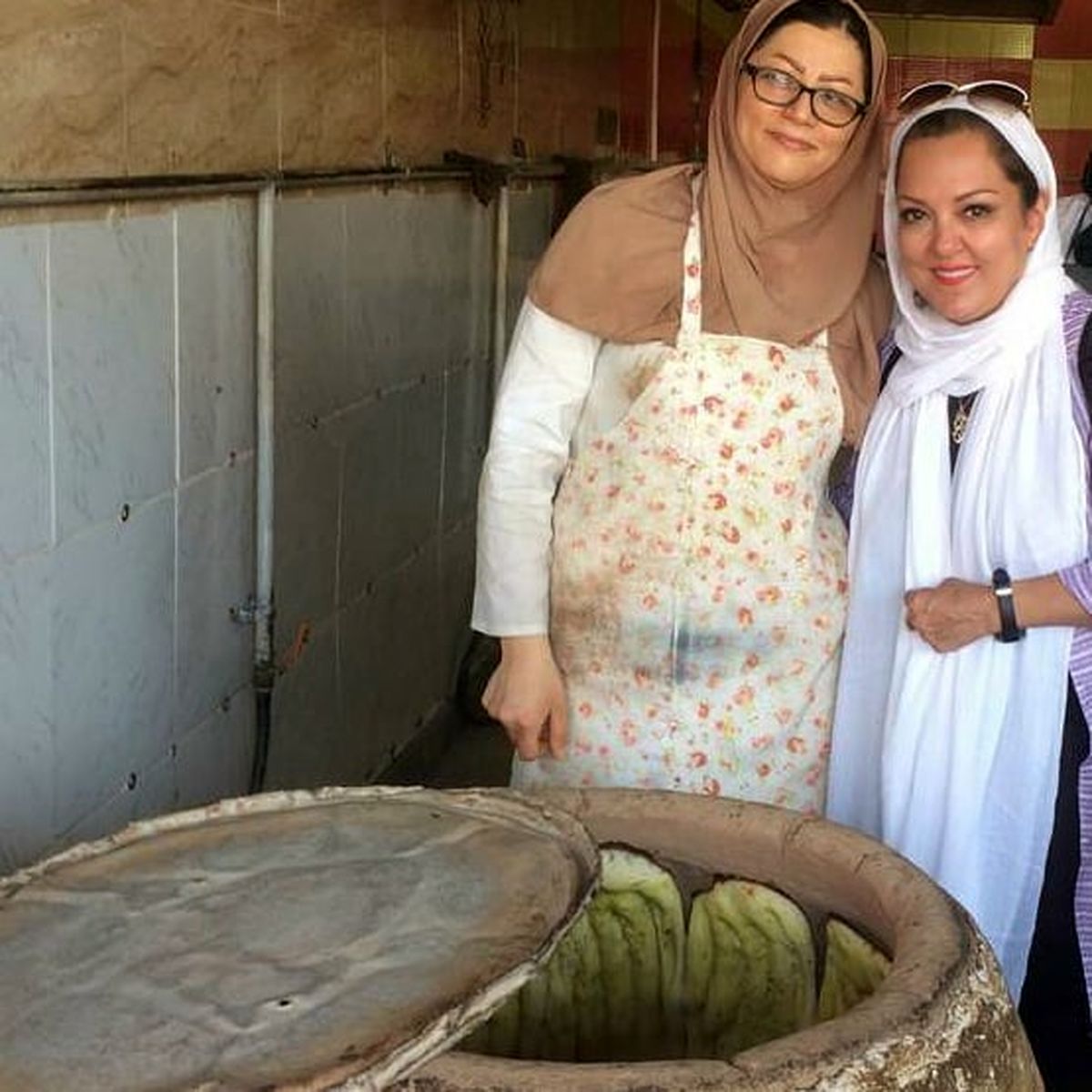 عکس پرستو گلستانی در آغوش نانوا مازندرانی
