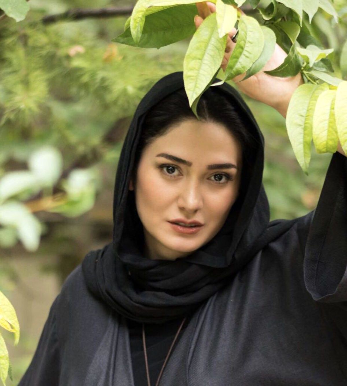 فیلم:: اظهارات عجیب بازیگر بانوی عمارت درباره دست دادن زن و مرد!