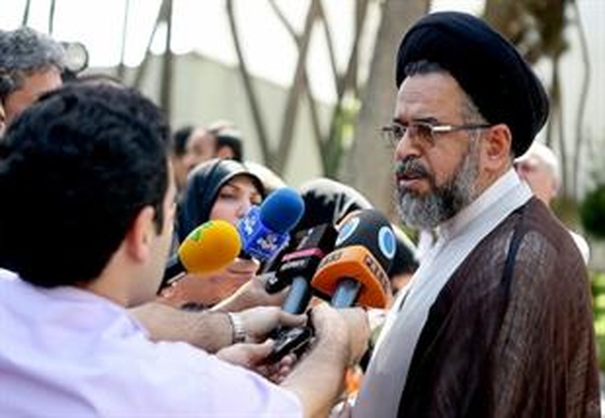 وزیر اطلاعات به عیادت اکبر فرامرزی رفت
