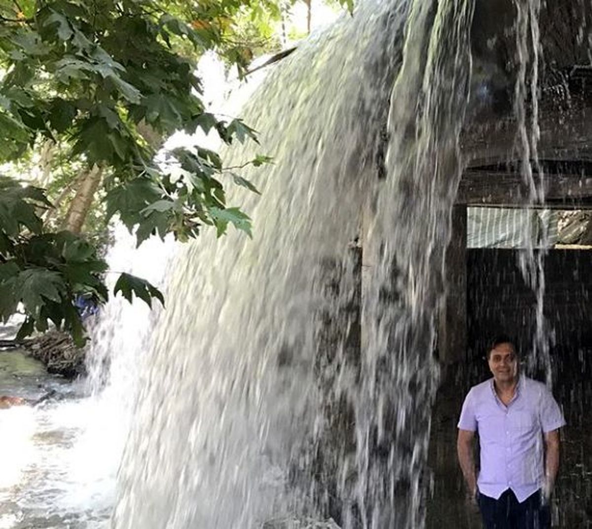 مجید اخشابی در کنار آبشاری زیبا و عظیم + عکس