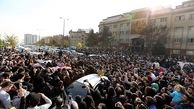 حضور هنرمندان و علاقه‌مندان به موسیقی در مقابل بیمارستان بهمن