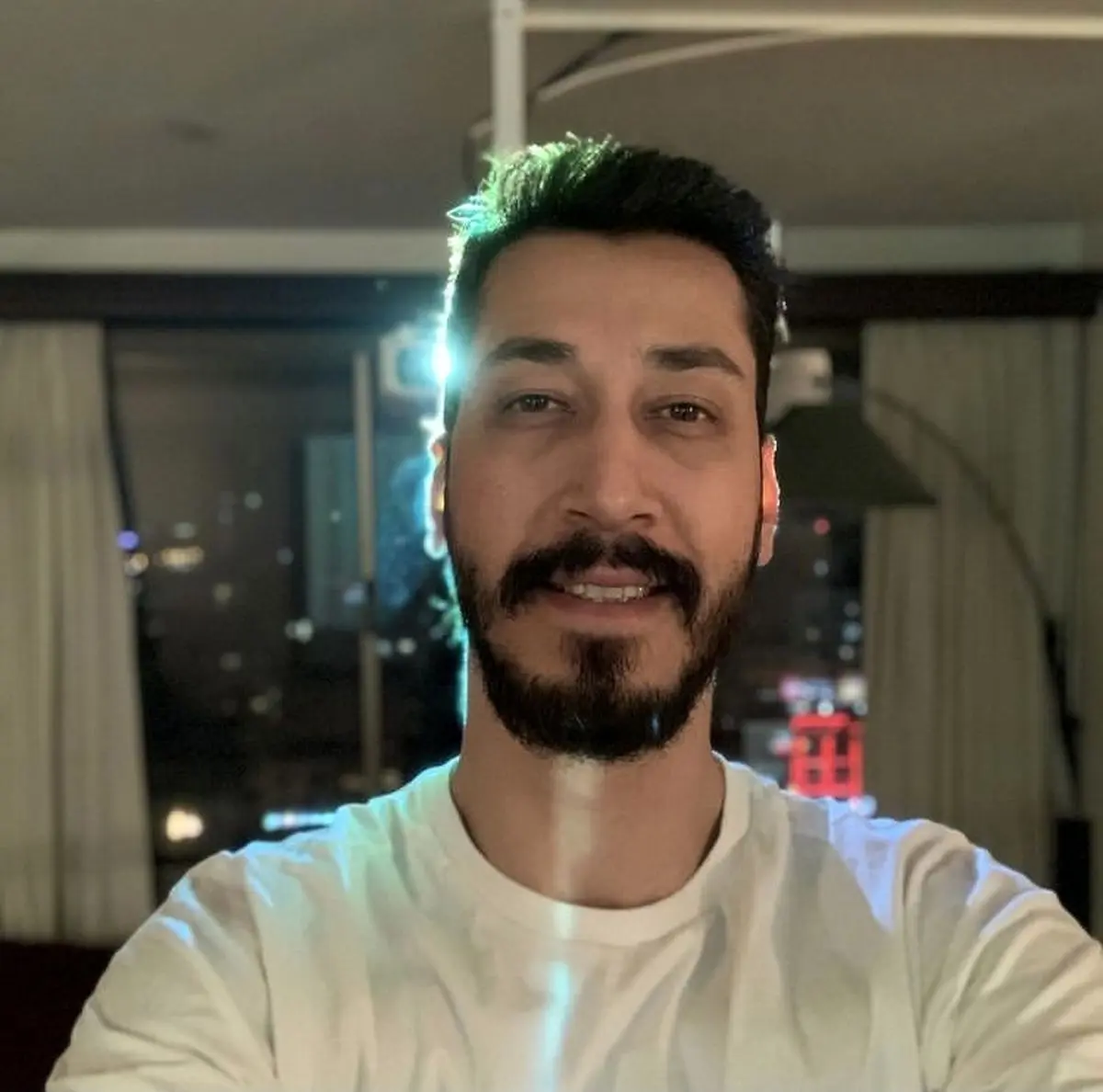 سلفی جدید بهرام افشاری در خانه خود + عکس